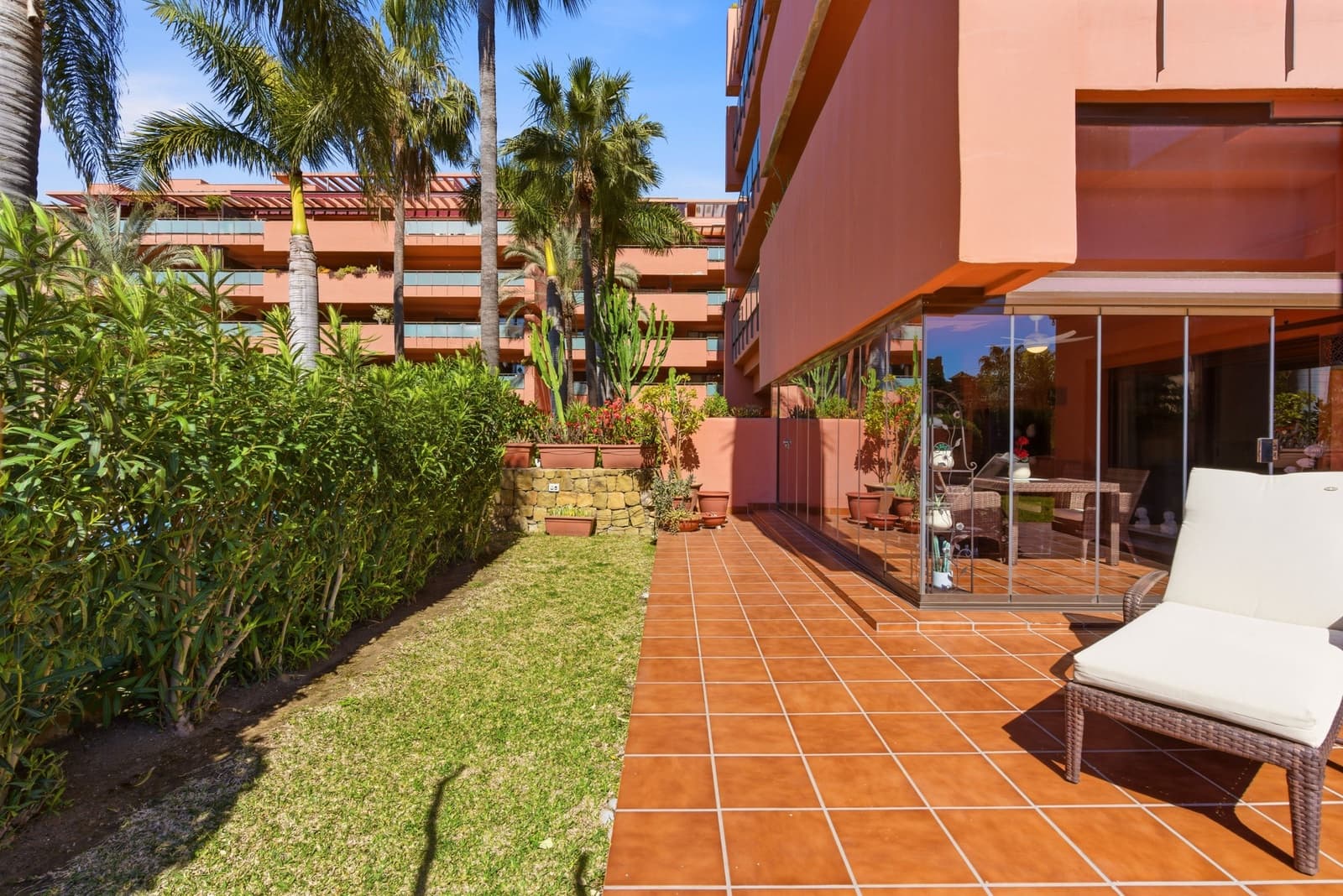 3 quarto Apartamento para venda em Estepona com piscina garagem - 680 000 € (Ref: 9783173)