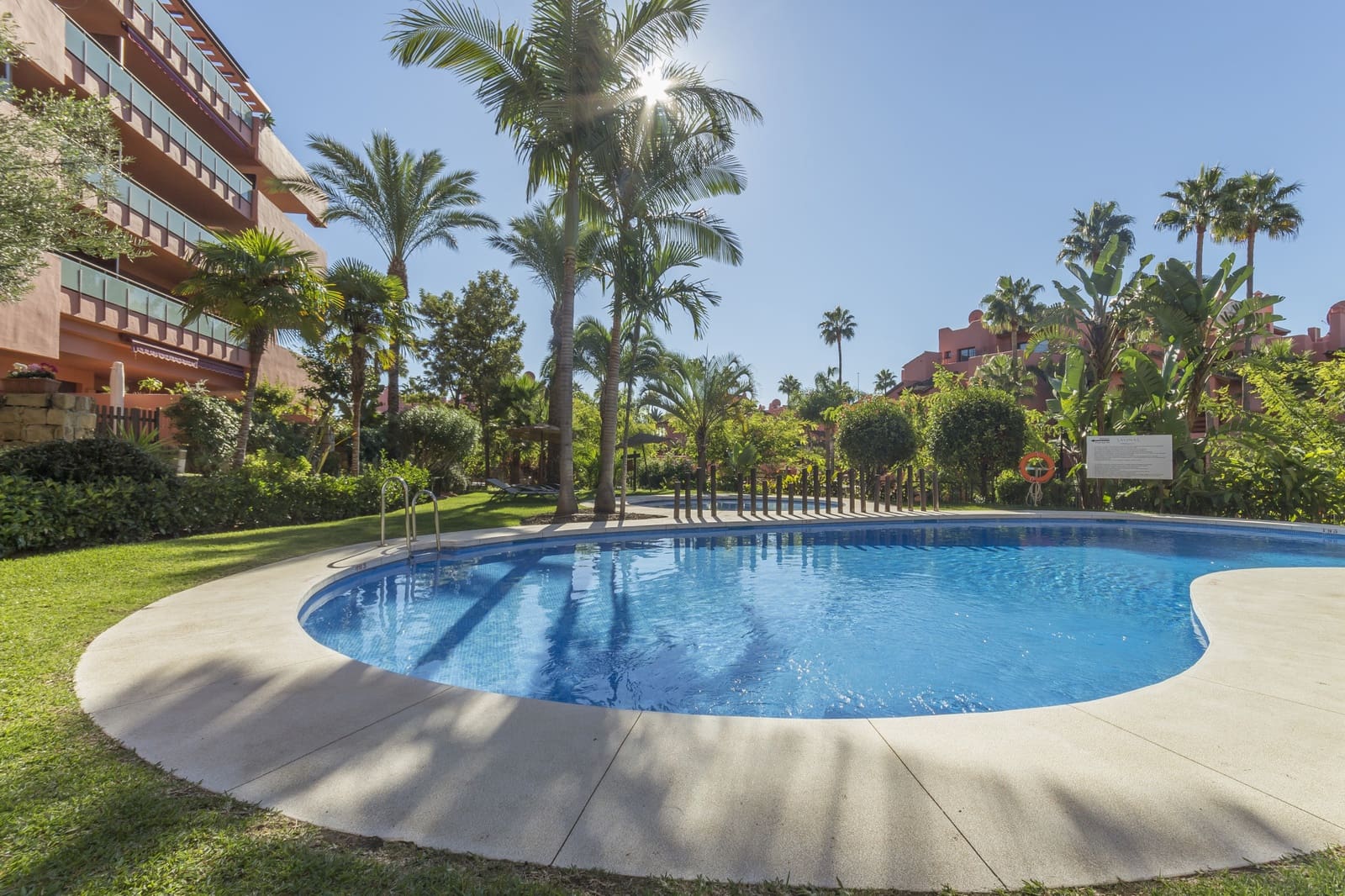 3 quarto Apartamento para venda em Estepona com piscina garagem - 680 000 € (Ref: 9783173)