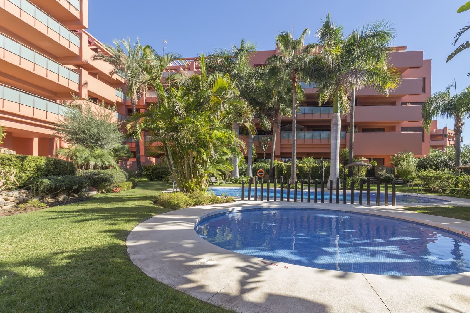 3 quarto Apartamento para venda em Estepona com piscina garagem - 680 000 € (Ref: 9783173)