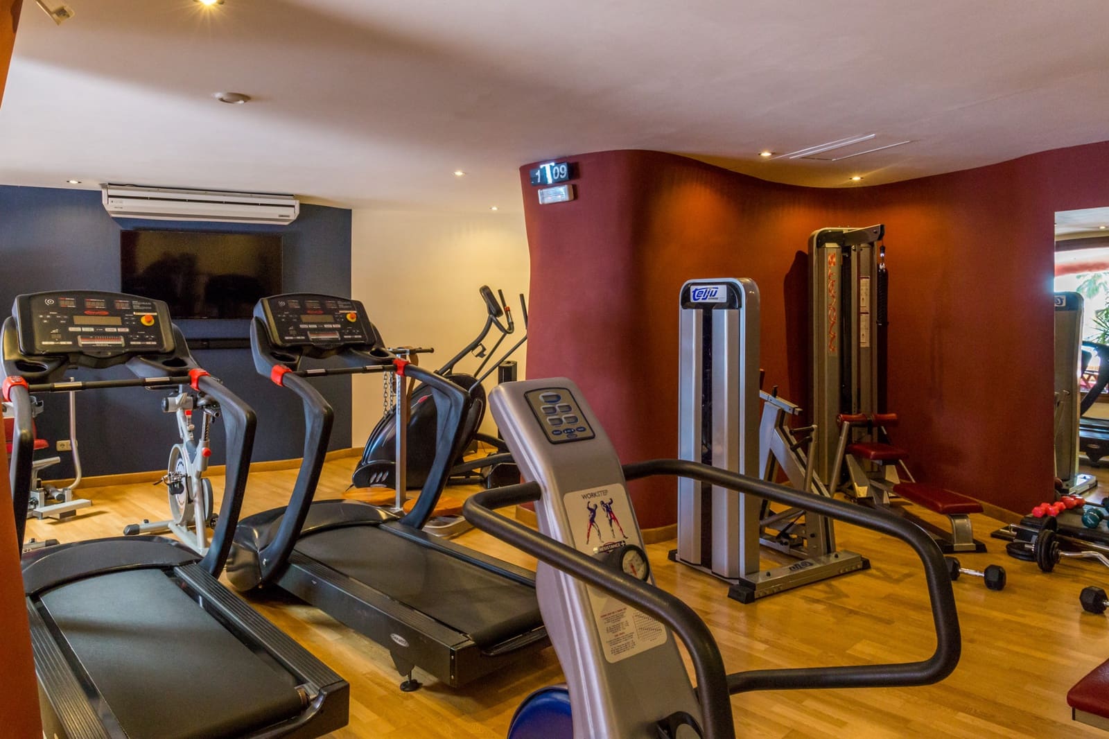 3 sypialnia Penthouse na sprzedaż w Estepona z basenem garażem - 3 350 000 € (Ref: 9788251)