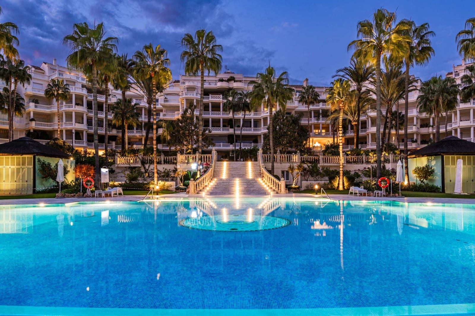 3 slaapkamer Appartement te koop in Estepona met zwembad garage - € 3.800.000 (Ref: 9828827)