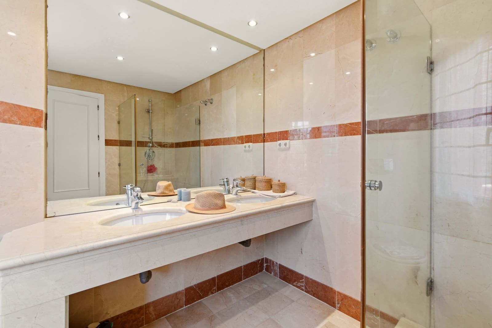 3 soverom Penthouse til salgs i Estepona med svømmebasseng garasje - € 1 499 999 (Ref: 9842721)