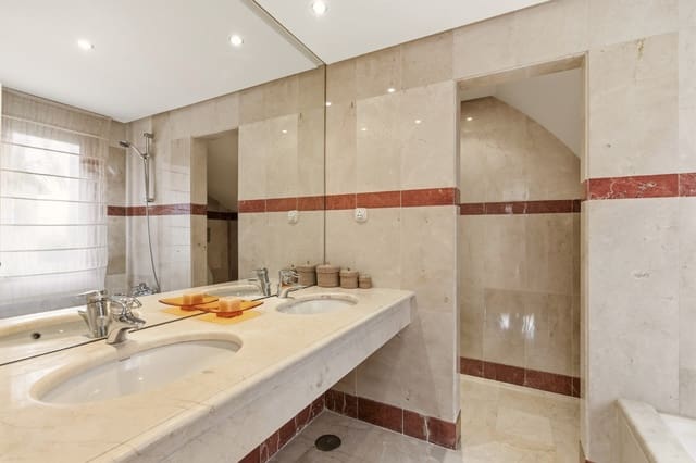 3 soverom Penthouse til salgs i Estepona med svømmebasseng garasje - € 1 499 999 (Ref: 9842721)