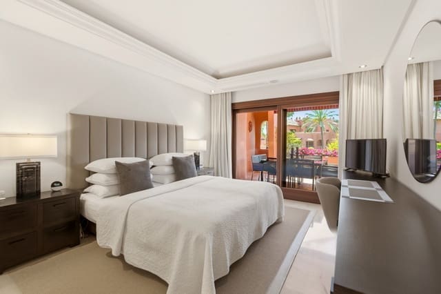 2 sypialnia Apartament na sprzedaż w Resinera-Voladilla, Estepona z basenem garażem - 1 325 000 € (Ref: 9845237)