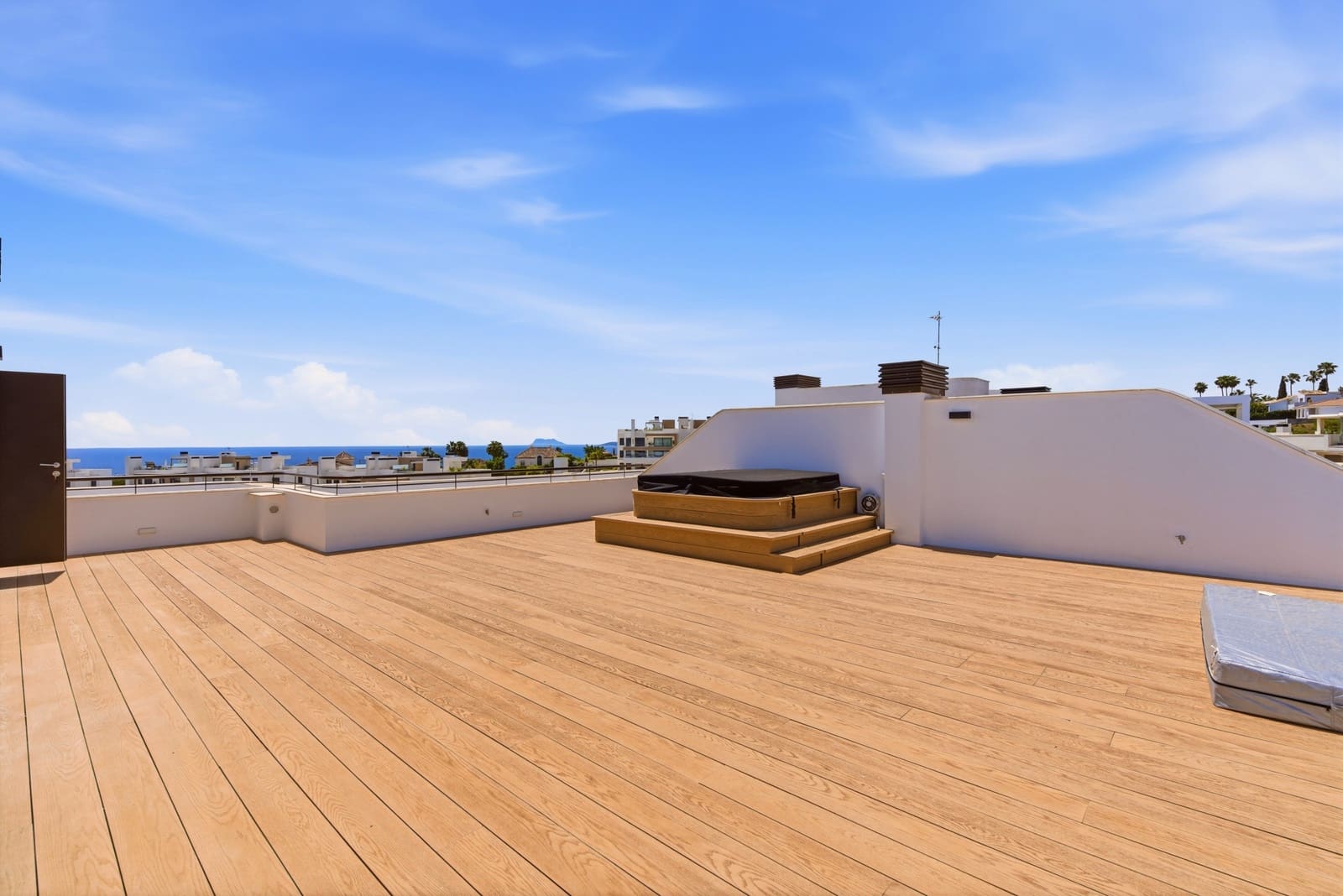 3 soverom Penthouse til salgs i Estepona med svømmebasseng garasje - € 1 395 000 (Ref: 9859675)