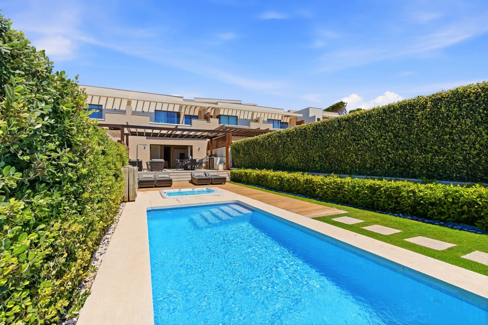 4 soverom Hus til salgs i Estepona med svømmebasseng garasje - € 3 400 000 (Ref: 9866778)