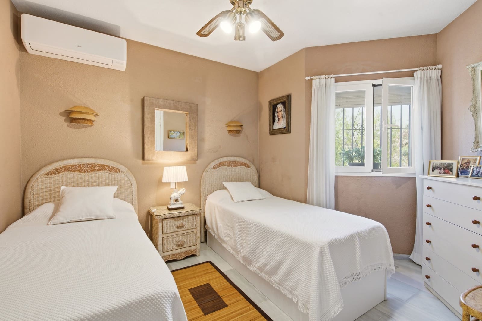 3 quarto Casa em Banda para venda em Estepona com piscina garagem - 550 000 € (Ref: 9924271)