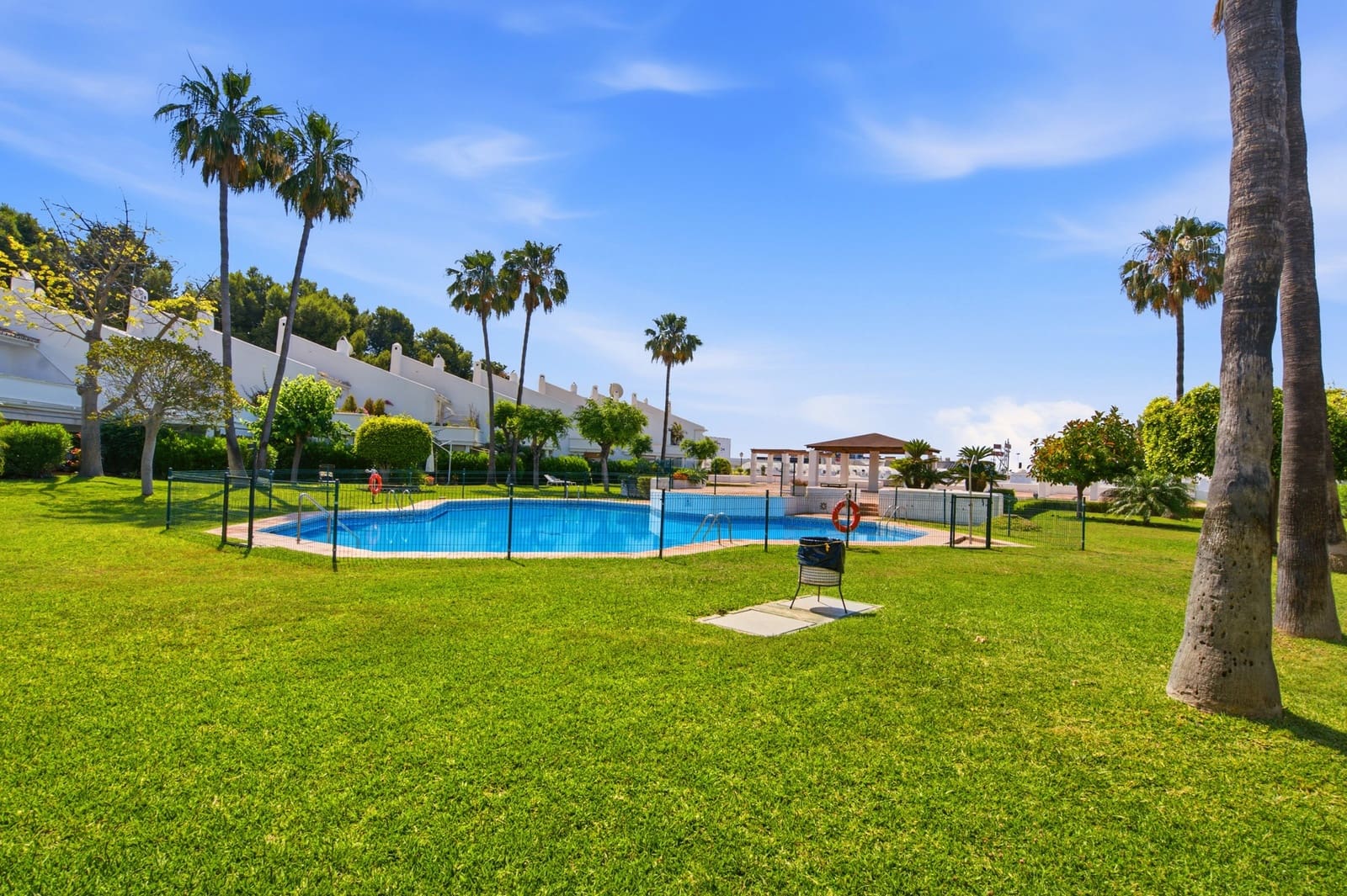 3 quarto Casa em Banda para venda em Estepona com piscina garagem - 550 000 € (Ref: 9924271)