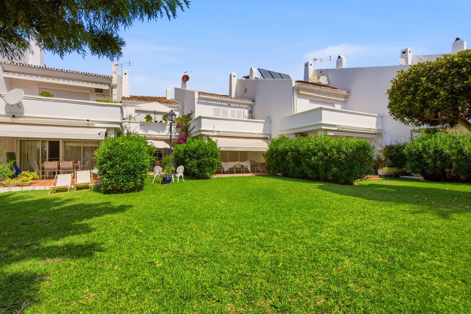 3 quarto Casa em Banda para venda em Estepona com piscina garagem - 550 000 € (Ref: 9924271)