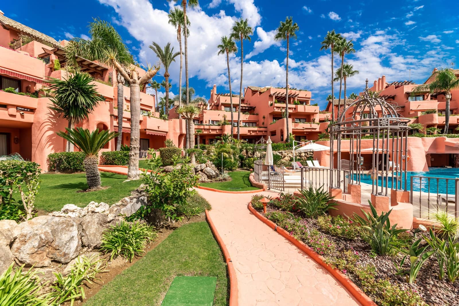 3 slaapkamer Appartement te koop in Estepona met zwembad garage - € 2.395.000 (Ref: 9936038)