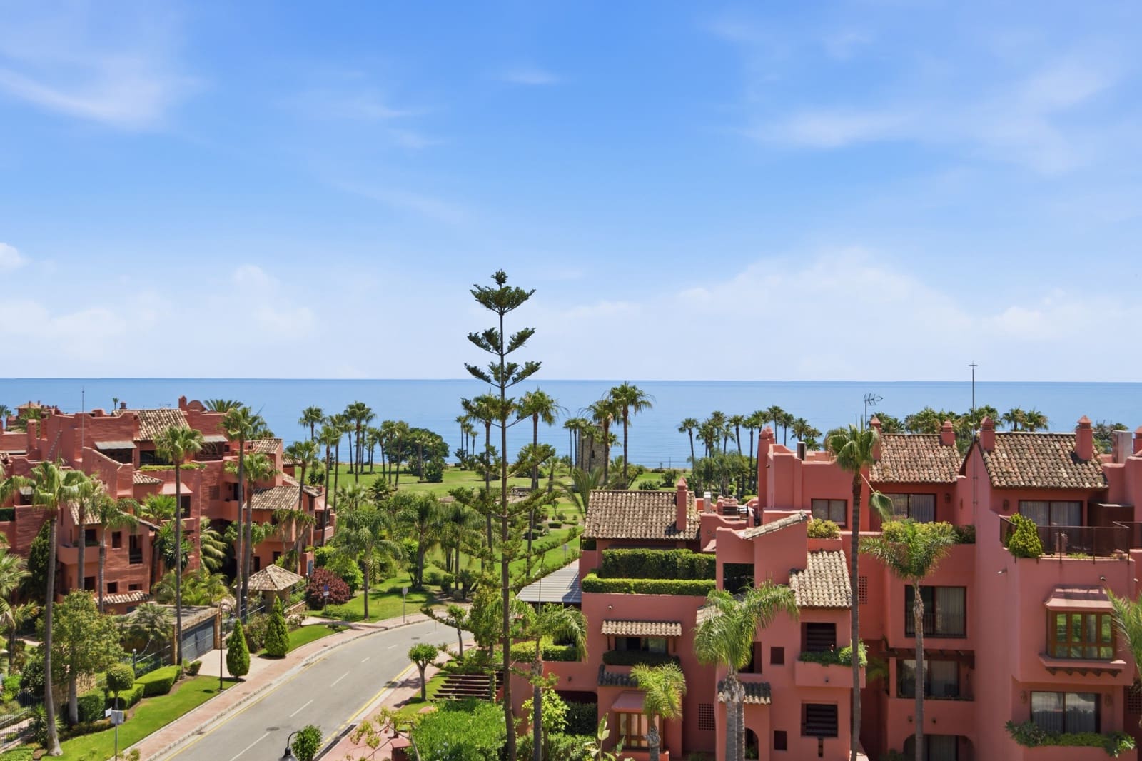 3 bedroom Penthouse for sale in Estepona with pool garage - € 1,290,000 (Ref: 9952300)