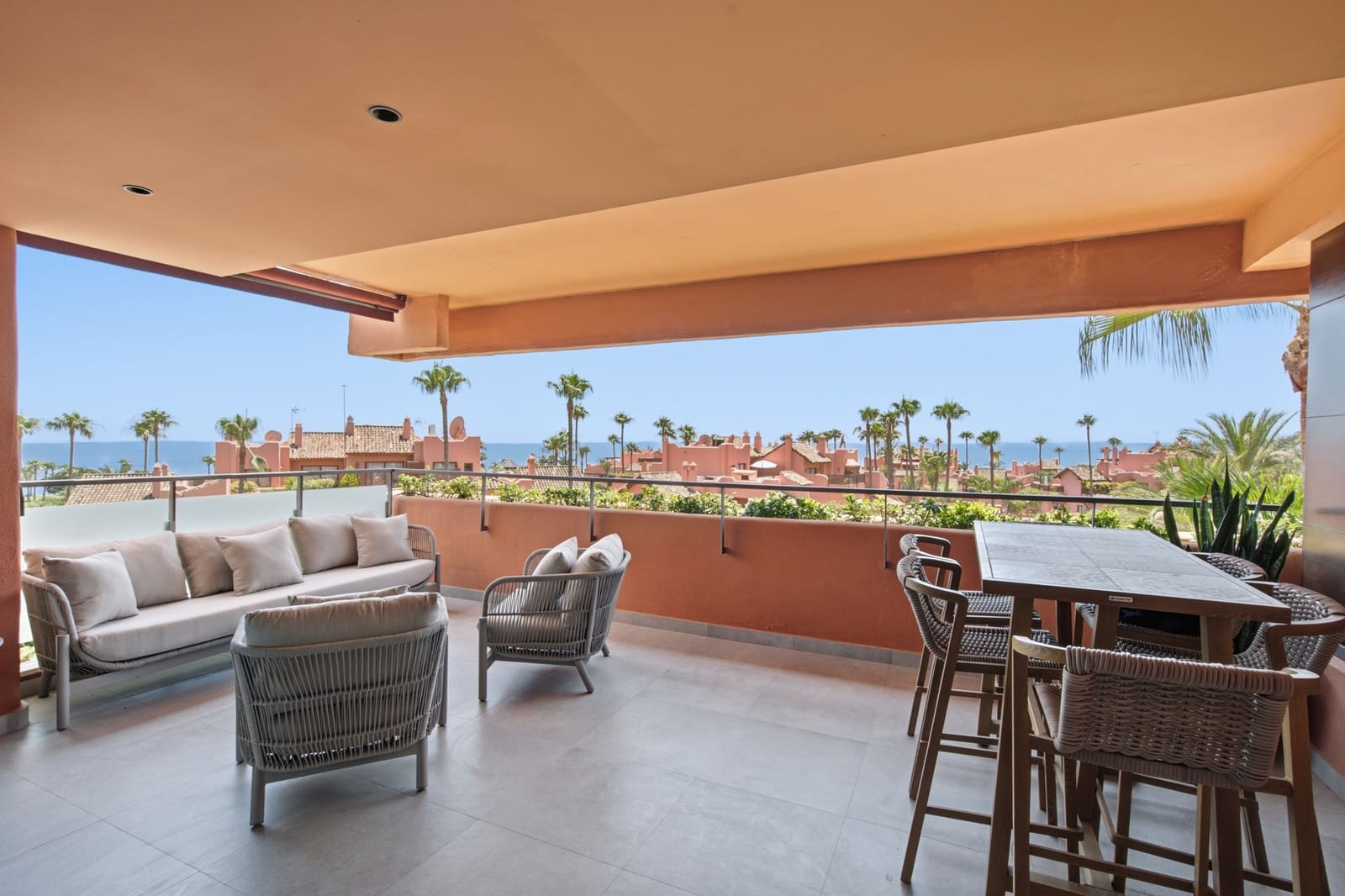 3 bedroom Penthouse for sale in Estepona with pool garage - € 1,290,000 (Ref: 9952300)