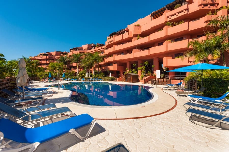 Apartamento de 4 habitaciones en Estepona en venta con piscina garaje - 896.000 € (Ref: 9962612)