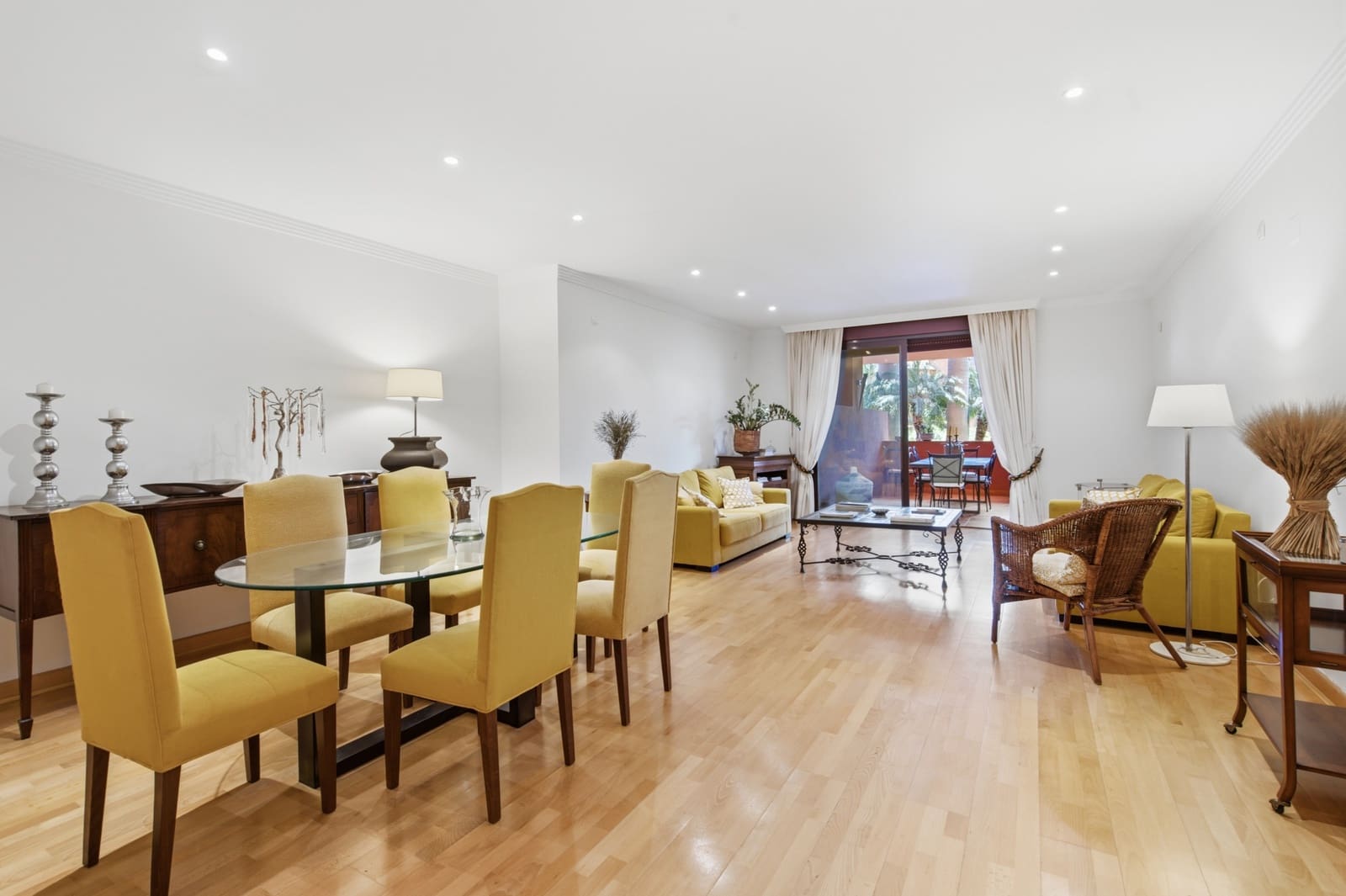 Apartamento de 4 habitaciones en Estepona en venta con piscina garaje - 896.000 € (Ref: 9962612)