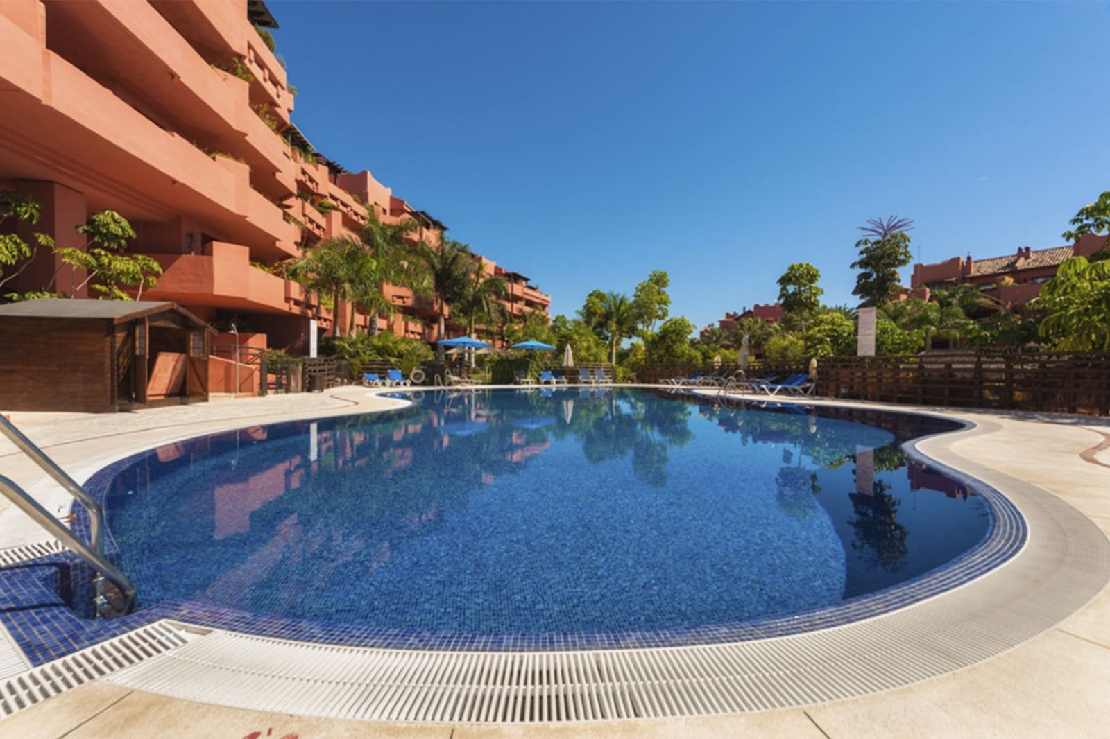 Apartamento de 4 habitaciones en Estepona en venta con piscina garaje - 896.000 € (Ref: 9962612)