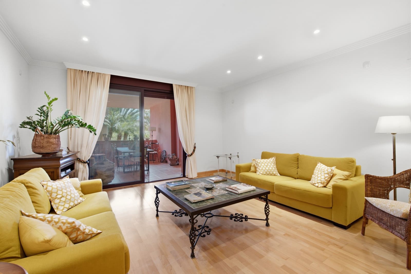 Apartamento de 4 habitaciones en Estepona en venta con piscina garaje - 896.000 € (Ref: 9962612)
