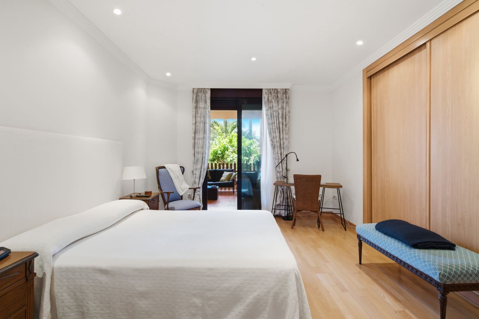 Apartamento de 4 habitaciones en Estepona en venta con piscina garaje - 896.000 € (Ref: 9962612)
