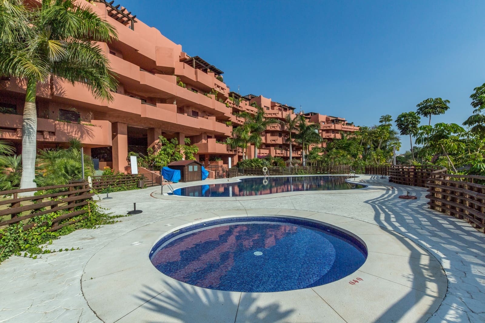 Apartamento de 4 habitaciones en Estepona en venta con piscina garaje - 896.000 € (Ref: 9962612)