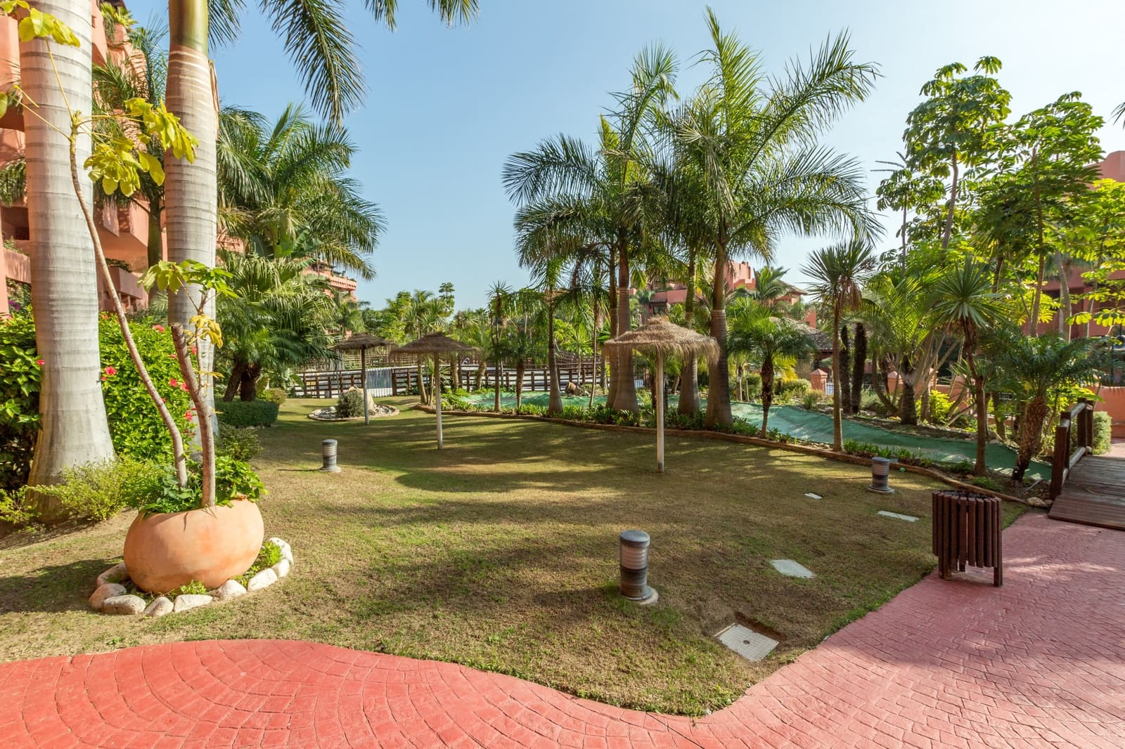 Apartamento de 4 habitaciones en Estepona en venta con piscina garaje - 896.000 € (Ref: 9962612)