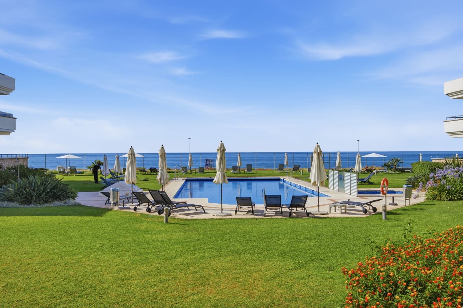 2 soverom Leilighet til salgs i Estepona med svømmebasseng garasje - € 1 295 000 (Ref: 9993915)