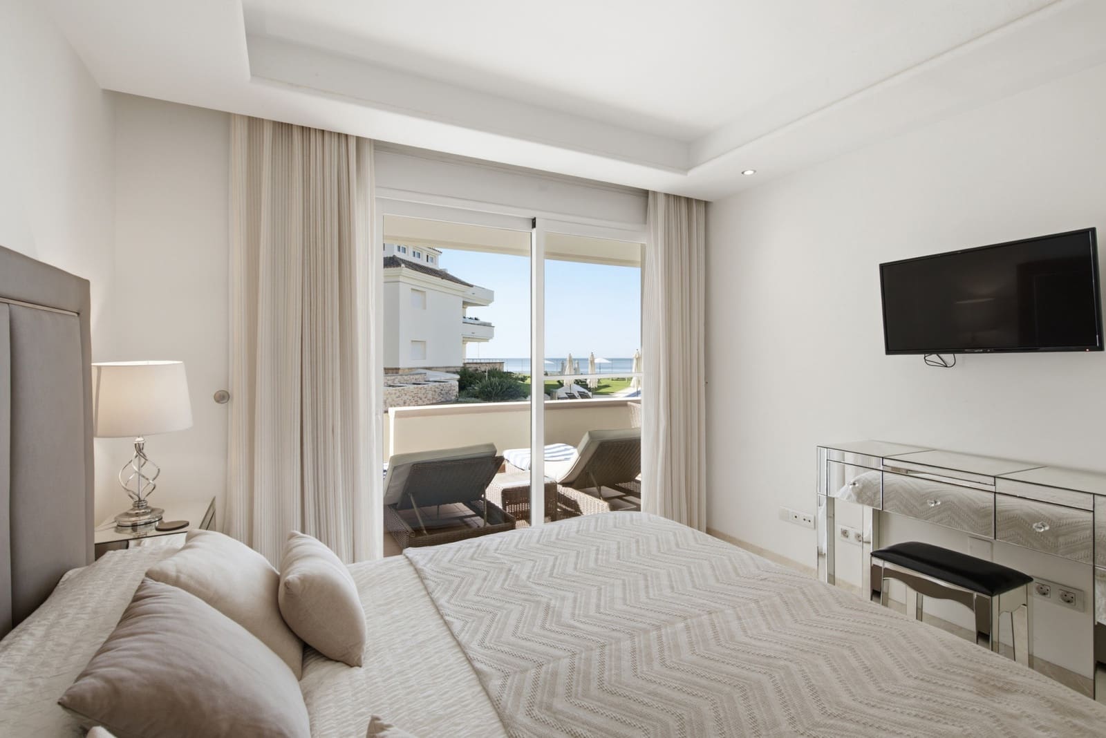 2 soverom Leilighet til salgs i Estepona med svømmebasseng garasje - € 1 295 000 (Ref: 9993915)