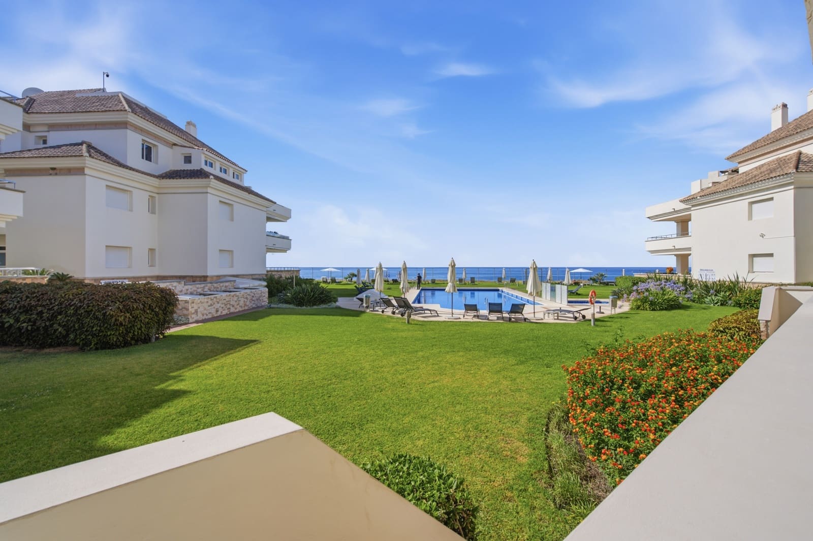 2 soverom Leilighet til salgs i Estepona med svømmebasseng garasje - € 1 295 000 (Ref: 9993915)