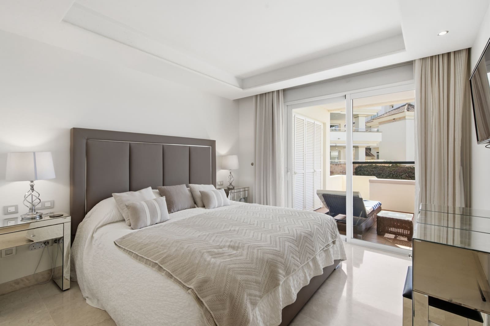 2 soverom Leilighet til salgs i Estepona med svømmebasseng garasje - € 1 295 000 (Ref: 9993915)