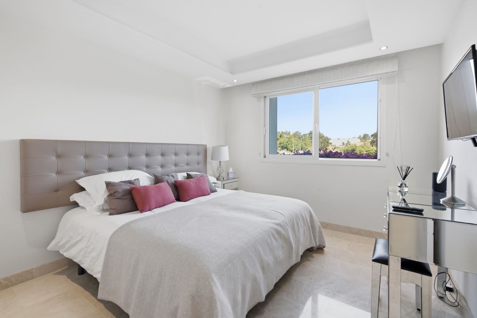 2 soverom Leilighet til salgs i Estepona med svømmebasseng garasje - € 1 295 000 (Ref: 9993915)