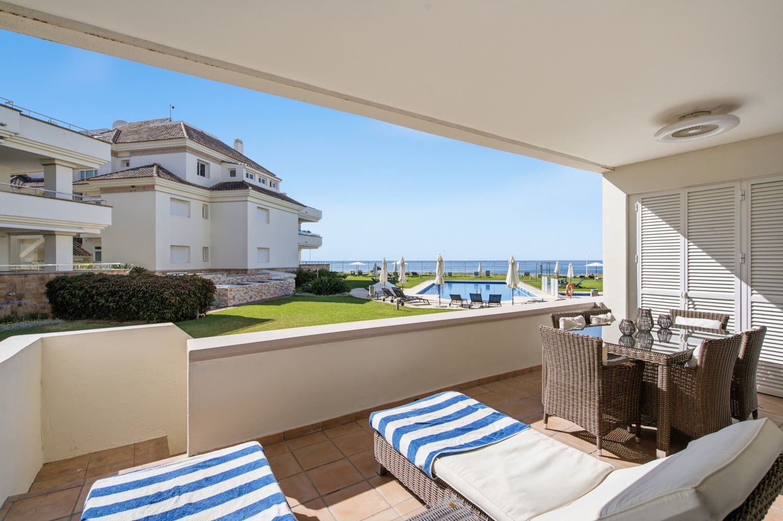 2 soverom Leilighet til salgs i Estepona med svømmebasseng garasje - € 1 295 000 (Ref: 9993915)