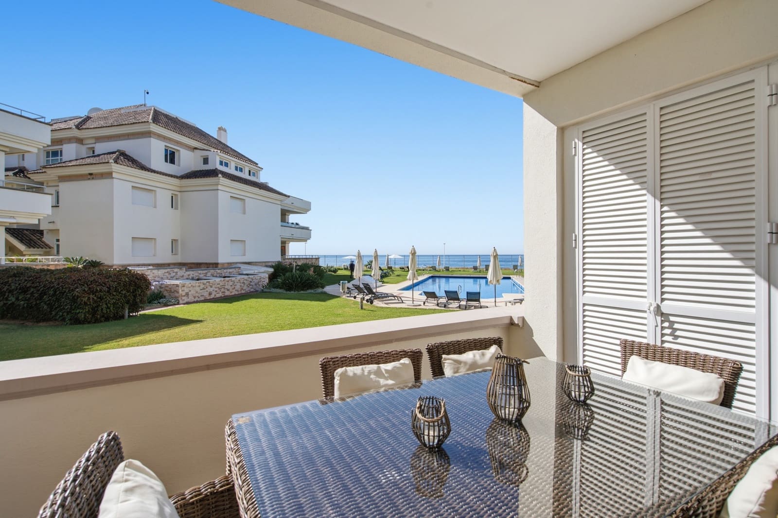 2 soverom Leilighet til salgs i Estepona med svømmebasseng garasje - € 1 295 000 (Ref: 9993915)