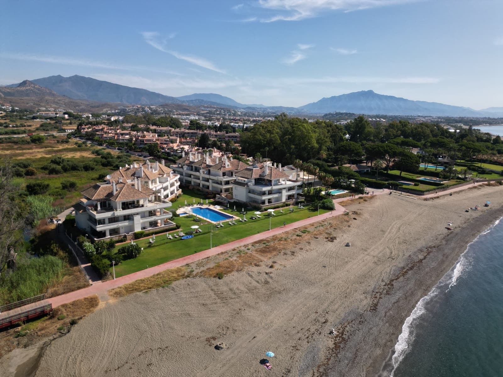 2 soverom Leilighet til salgs i Estepona med svømmebasseng garasje - € 1 295 000 (Ref: 9993915)