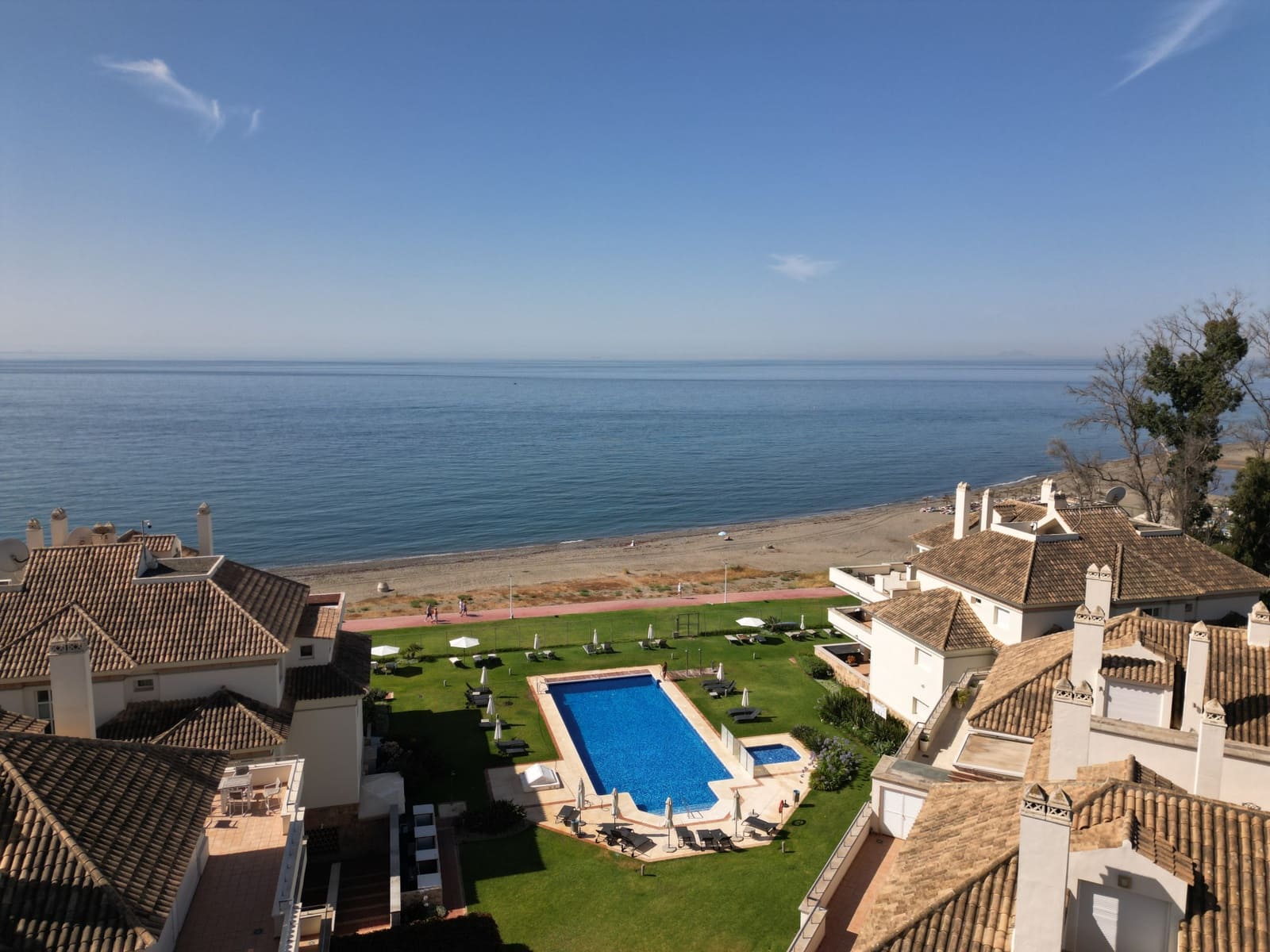 2 soverom Leilighet til salgs i Estepona med svømmebasseng garasje - € 1 295 000 (Ref: 9993915)