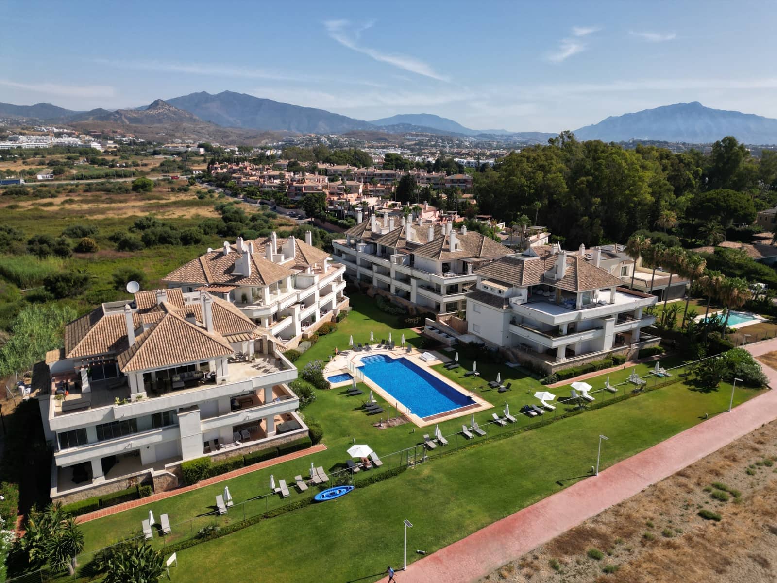 2 soverom Leilighet til salgs i Estepona med svømmebasseng garasje - € 1 295 000 (Ref: 9993915)