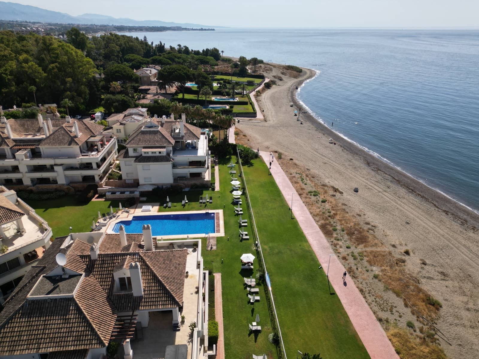 2 soverom Leilighet til salgs i Estepona med svømmebasseng garasje - € 1 295 000 (Ref: 9993915)
