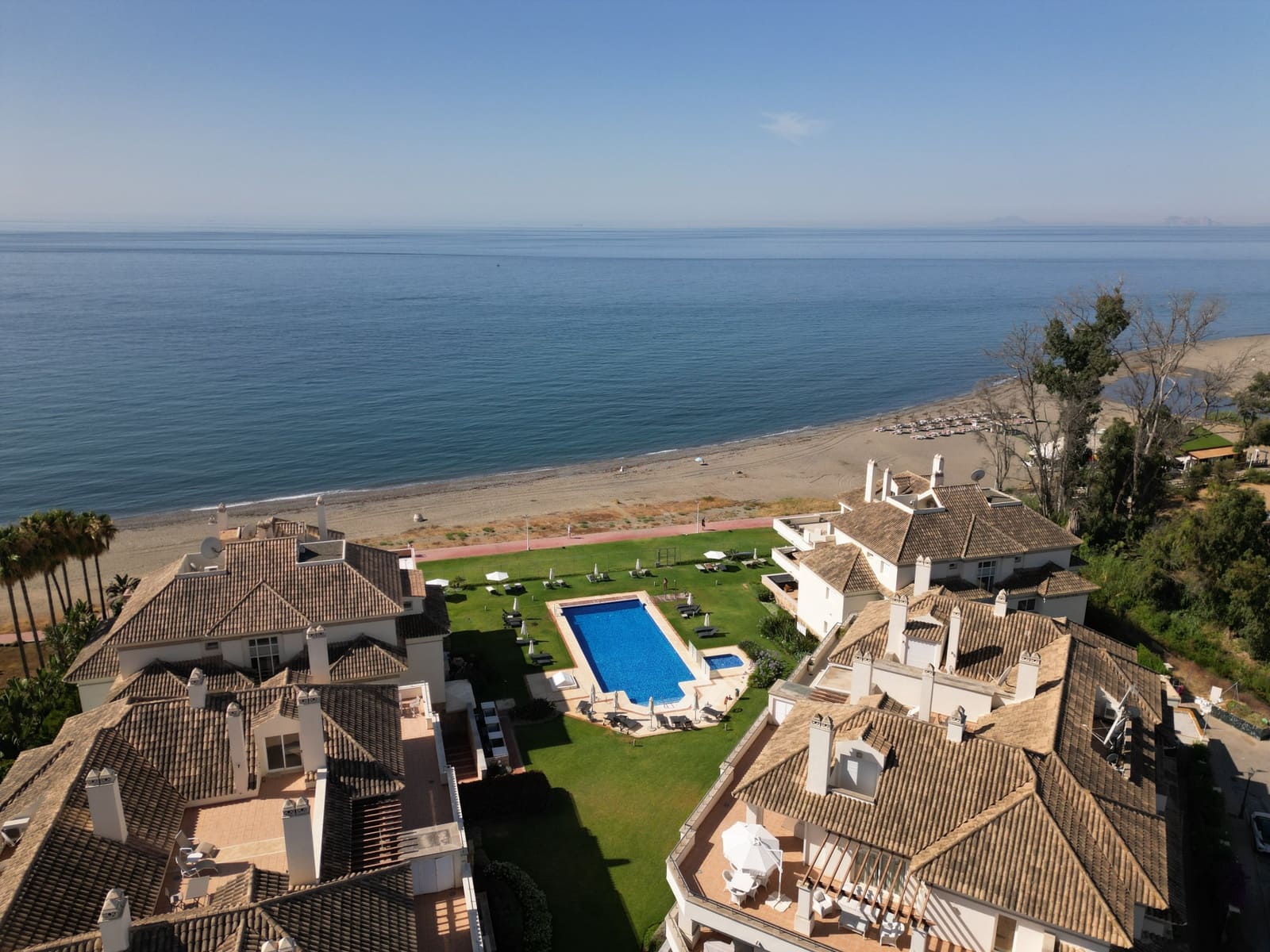 2 soverom Leilighet til salgs i Estepona med svømmebasseng garasje - € 1 295 000 (Ref: 9993915)