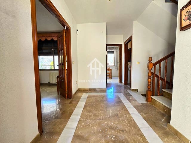 5 soveværelse Villa til salg i Loja med swimmingpool garage - € 240.000 (Ref: 9152550)