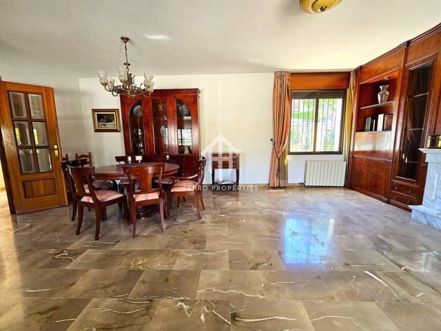 5 soveværelse Villa til salg i Loja med swimmingpool garage - € 240.000 (Ref: 9152550)