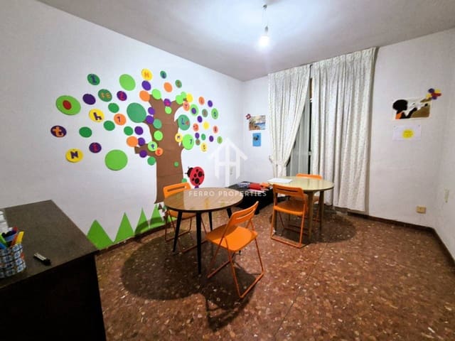 4 slaapkamer Flat te koop in Loja met garage - € 82.900 (Ref: 9152587)