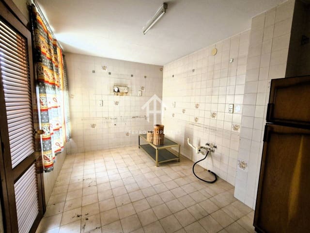 4 slaapkamer Flat te koop in Loja met garage - € 82.900 (Ref: 9152587)