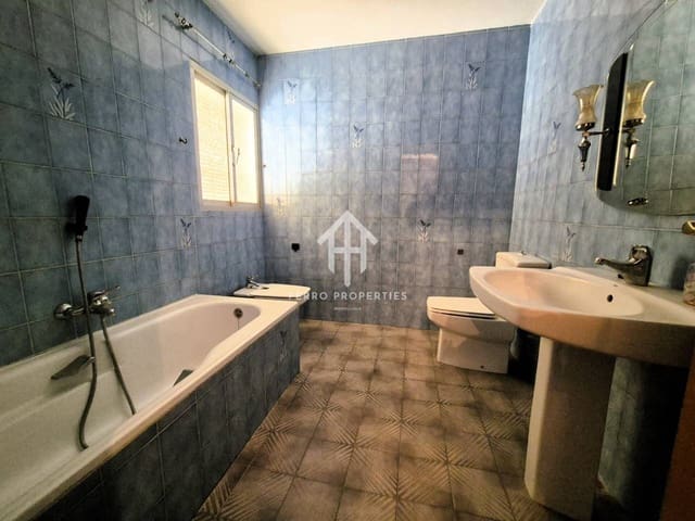 4 slaapkamer Flat te koop in Loja met garage - € 82.900 (Ref: 9152587)