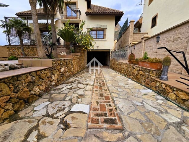 6 soveværelse Villa til salg i Loja med garage - € 429.000 (Ref: 9152607)