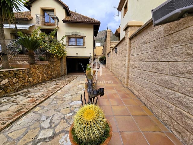 6 soveværelse Villa til salg i Loja med garage - € 429.000 (Ref: 9152607)