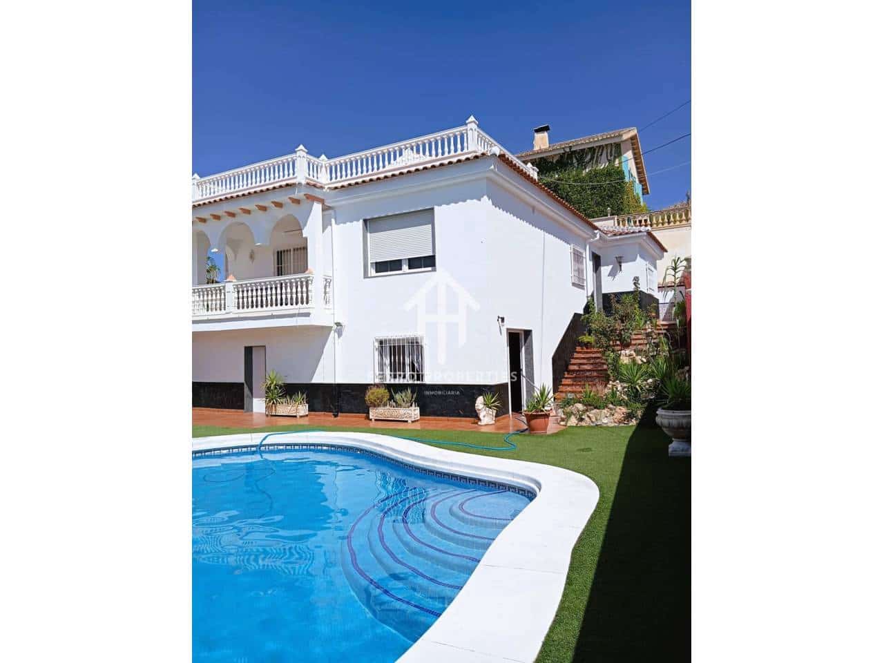 4 soveværelse Villa til salg i Loja med swimmingpool garage - € 275.000 (Ref: 9152613)