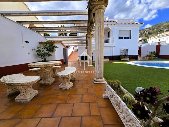 Chalet de 4 habitaciones en Loja en venta con piscina garaje - 275.000 € (Ref: 9152613)