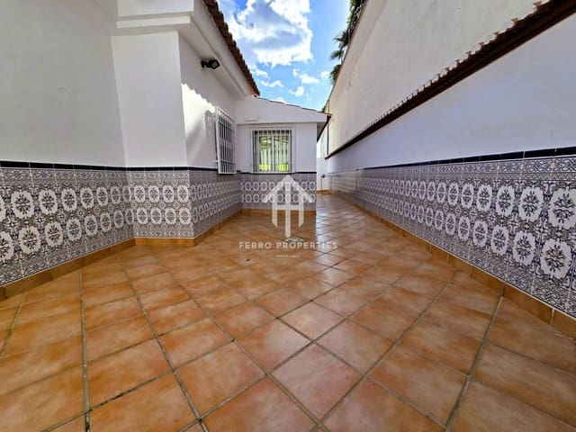 Chalet de 4 habitaciones en Loja en venta con piscina garaje - 275.000 € (Ref: 9152613)