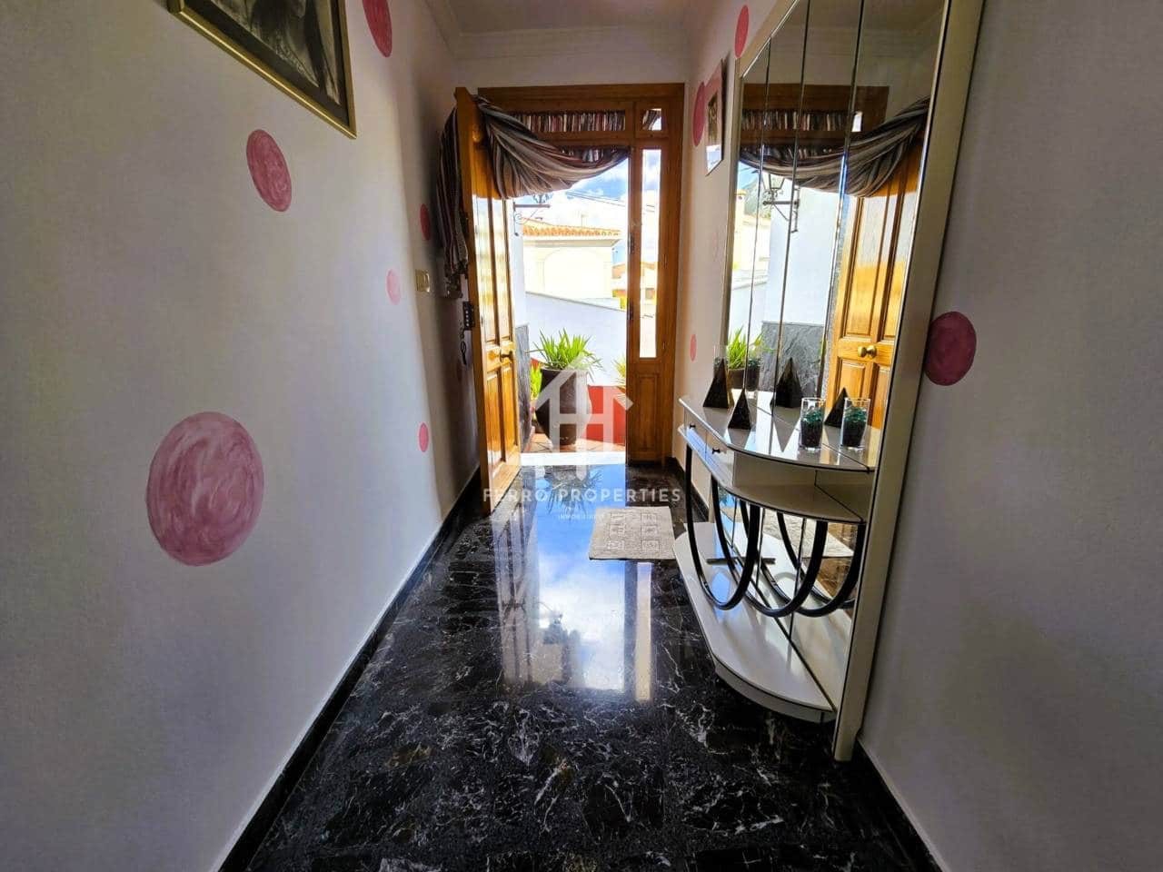 4 soveværelse Villa til salg i Loja med swimmingpool garage - € 275.000 (Ref: 9152613)