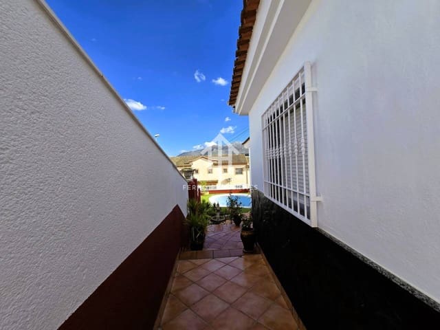 Chalet de 4 habitaciones en Loja en venta con piscina garaje - 275.000 € (Ref: 9152613)