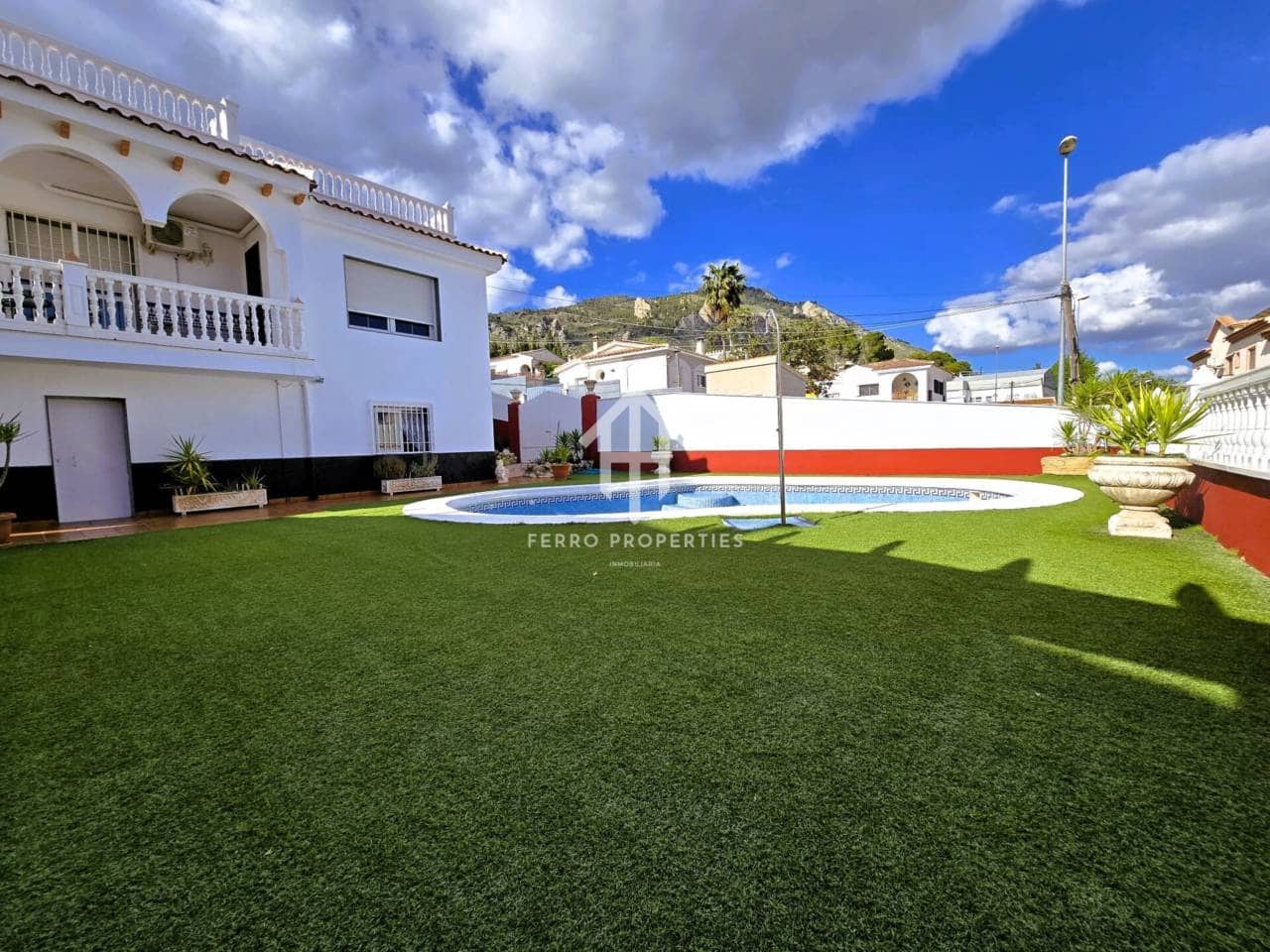 4 soveværelse Villa til salg i Loja med swimmingpool garage - € 275.000 (Ref: 9152613)