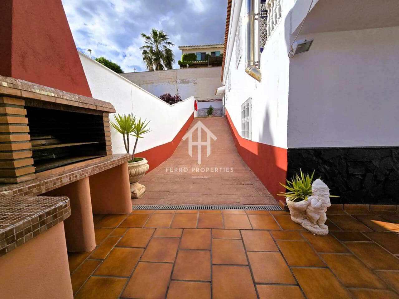 4 soveværelse Villa til salg i Loja med swimmingpool garage - € 275.000 (Ref: 9152613)