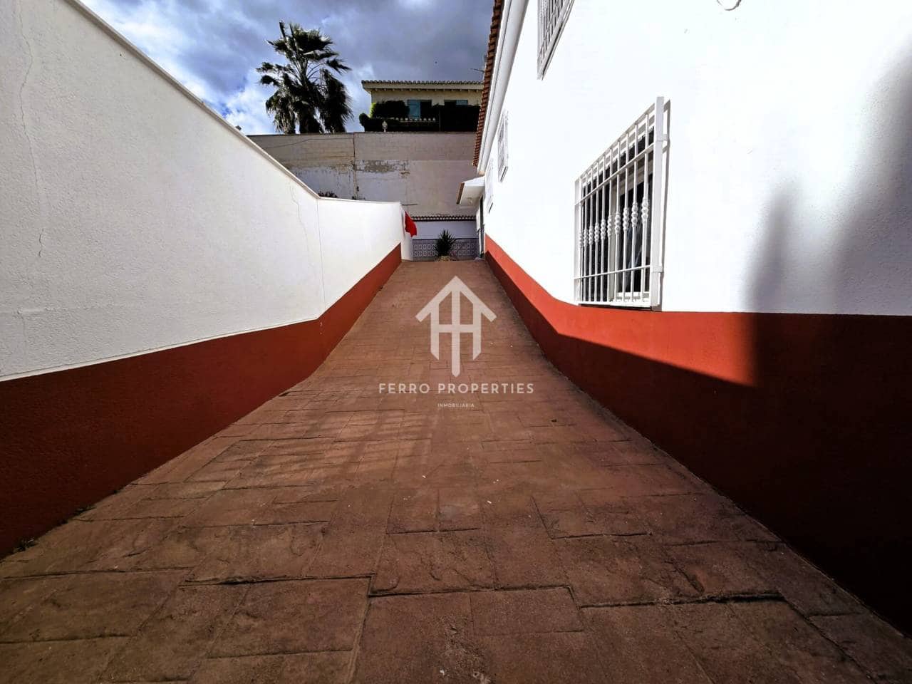 4 soveværelse Villa til salg i Loja med swimmingpool garage - € 275.000 (Ref: 9152613)